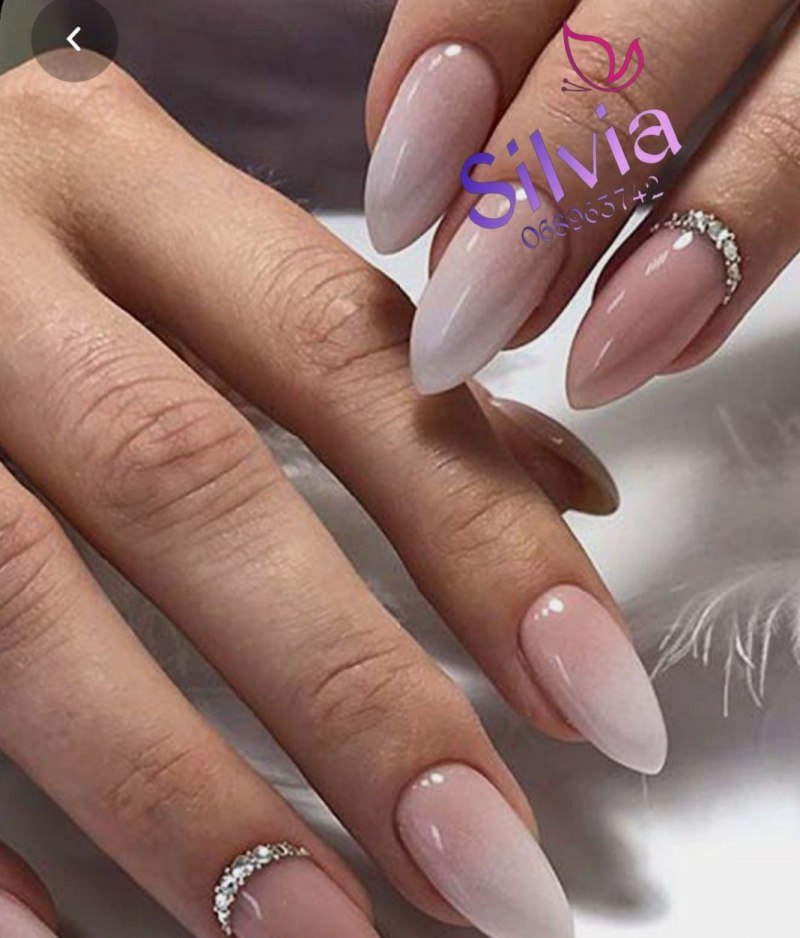 Белый маникюр миндаль