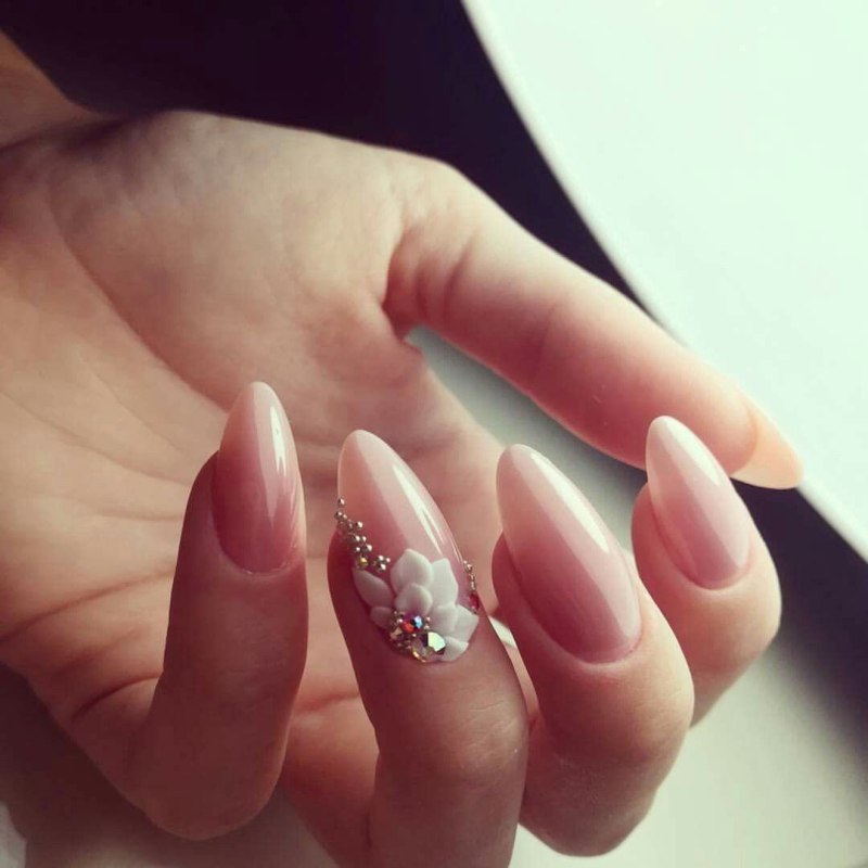 Нежный маникюр на миндалевидные ногти длинные