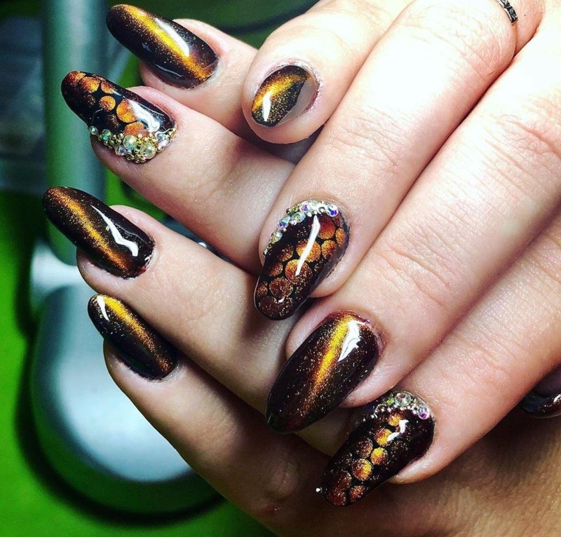 Эффект змеиной кожи на ногтях