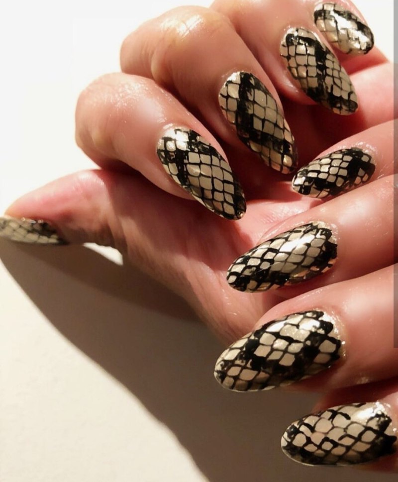 Имитация кожи рептилии на ногтях