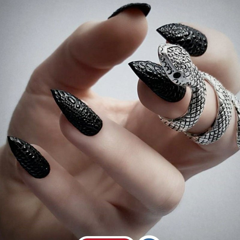 Змеиная кожа на ногтях 2022