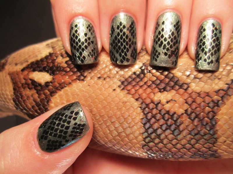 Змеиная чешуя на ногтях