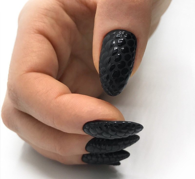 Змеиная кожа на ногтях 2022