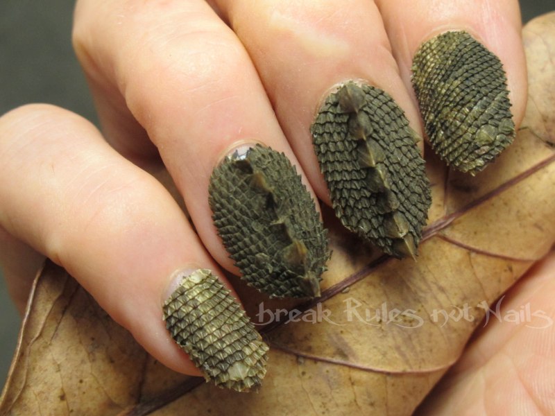 Змеиный маникюр