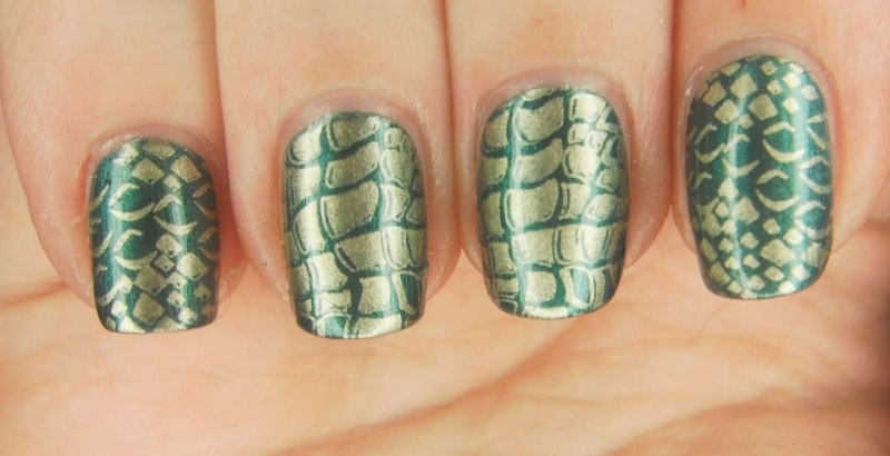 Змеиный принт на ногтях стемпинг