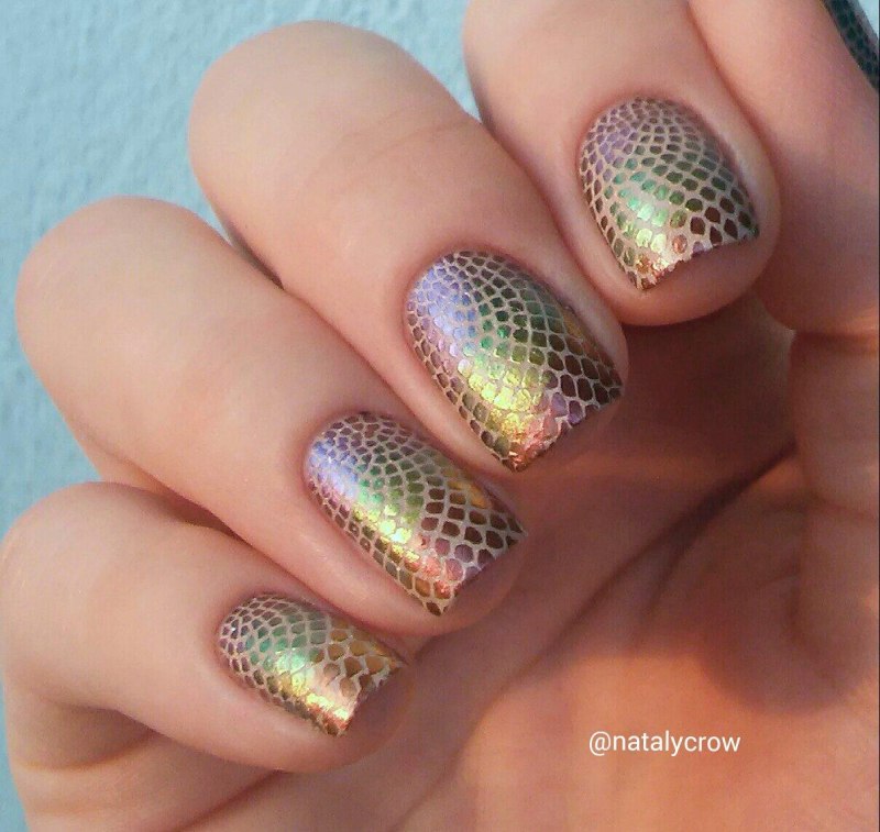 Маникюр с эффектом змеиной кожи