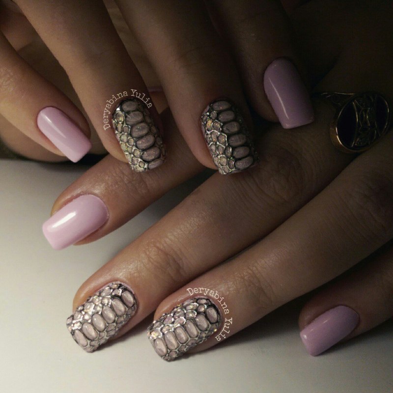 Змеиный принт на ногтях стемпинг