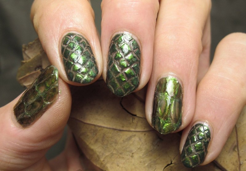 Маникюр черный рептилия