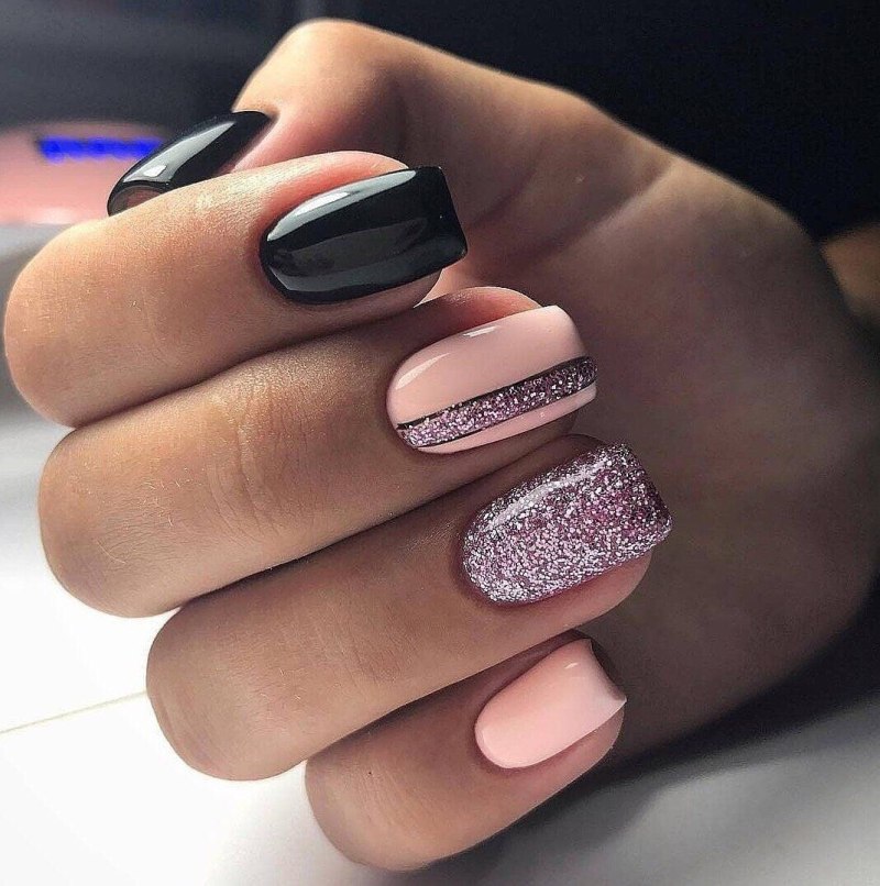 Маникюр со стразами и блестками