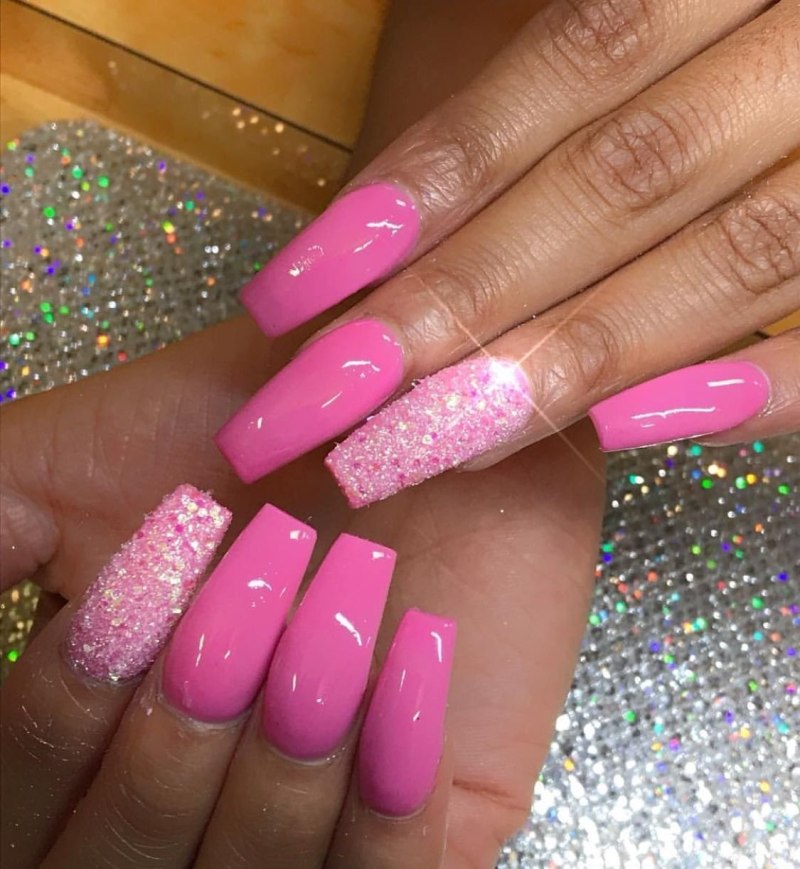 Ногти розовые с блестками