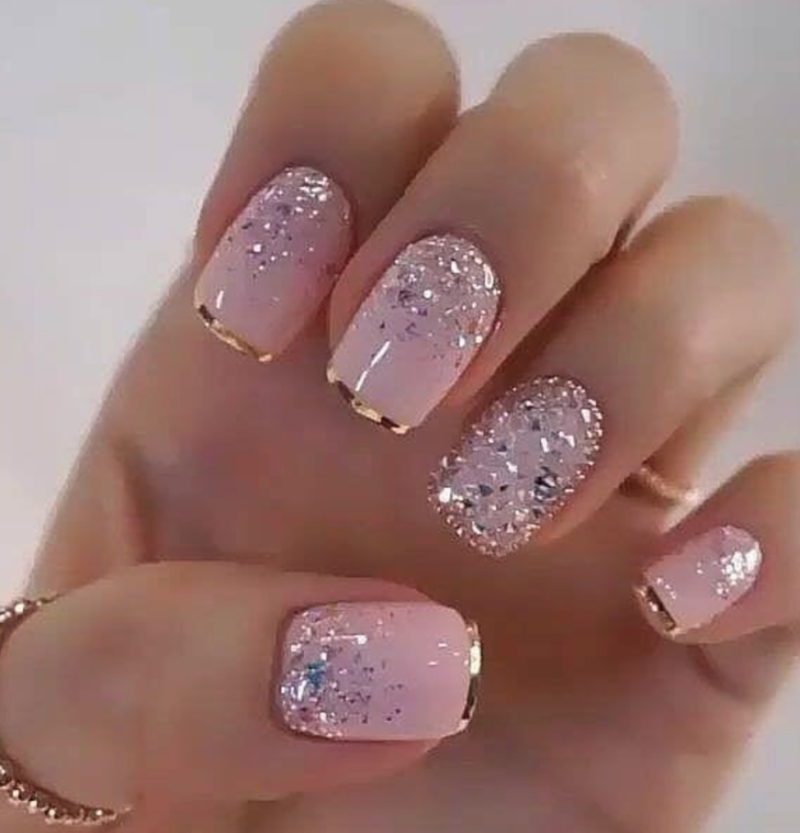 Красивый маникюр с блестками