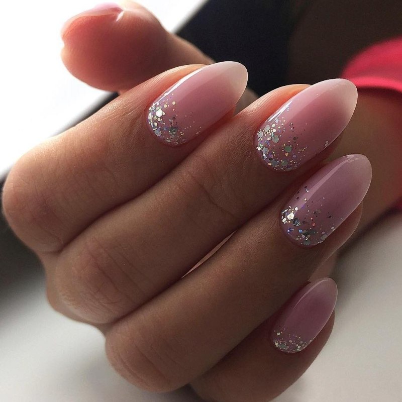 Маникюр на короткие ногти нежные с блестками