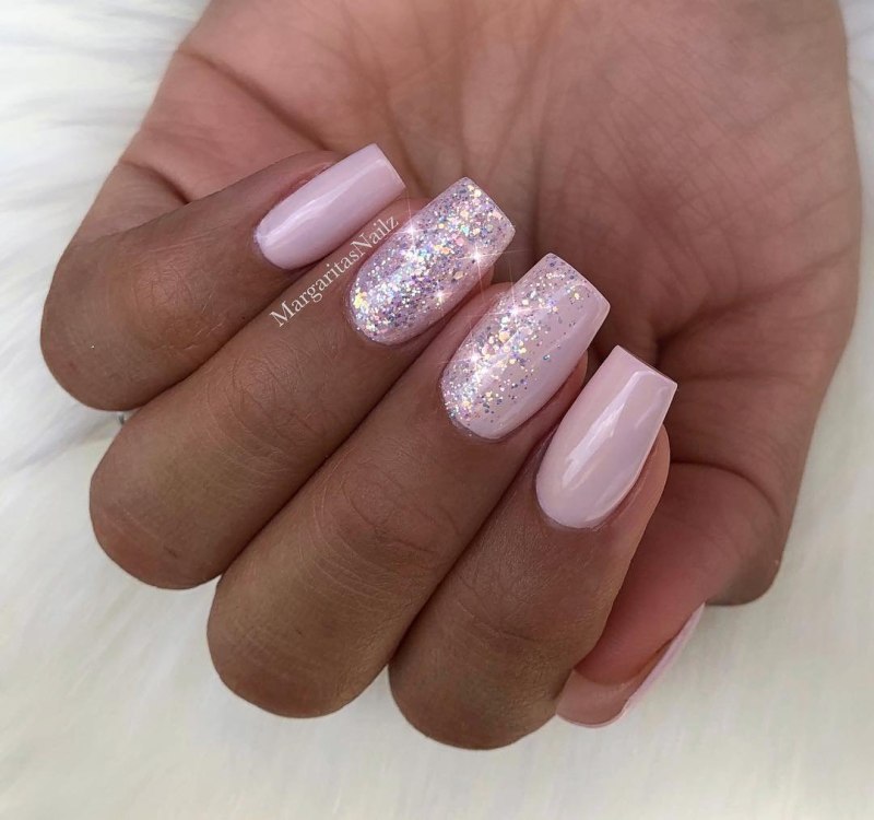 Маникюр рощовыйс блестками