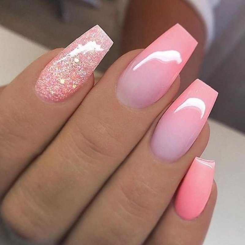 Ногти бежевые с блестками