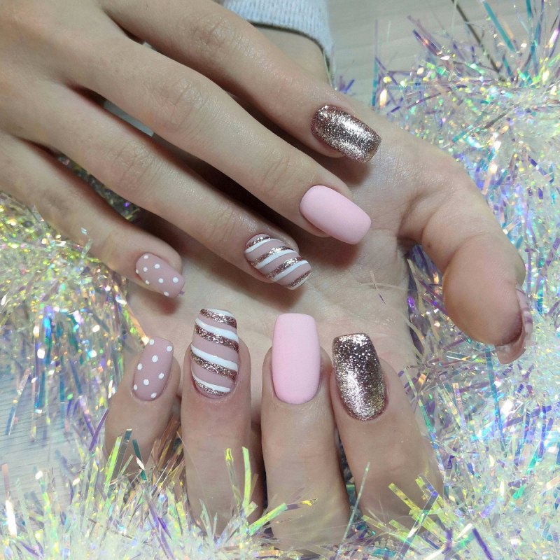 Маникюр розовый с серебром