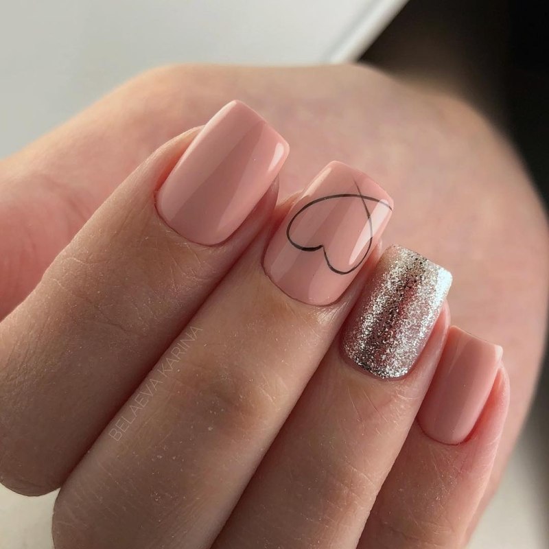 Маникюр со стразами и блестками