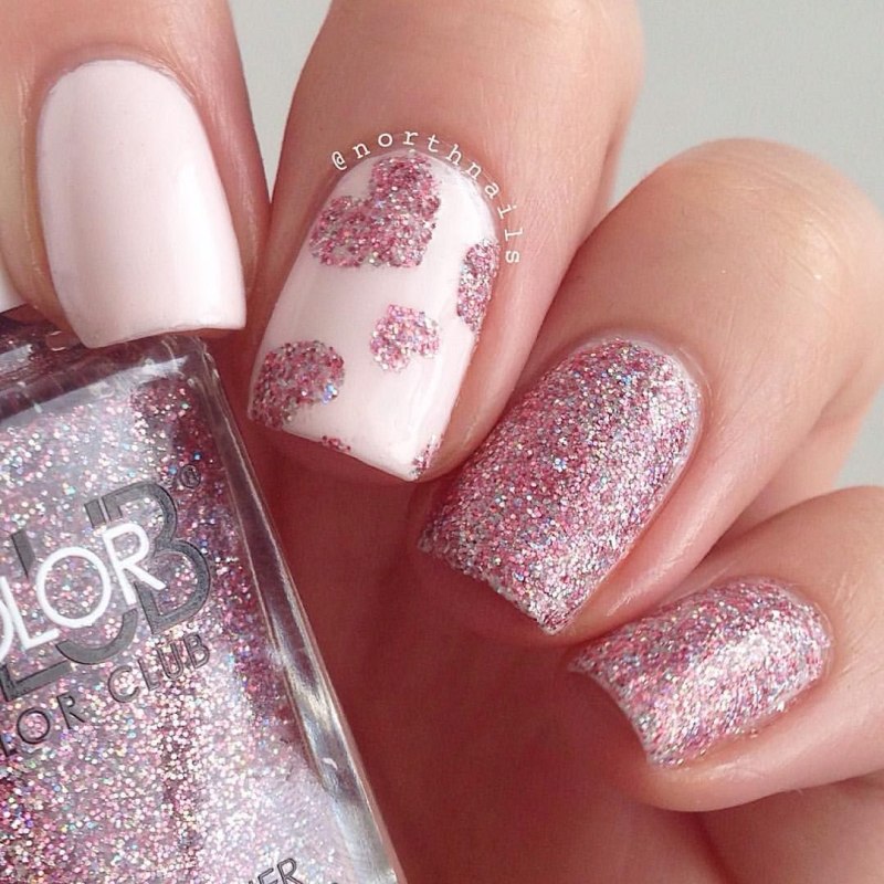 Розовые блестящие ногти