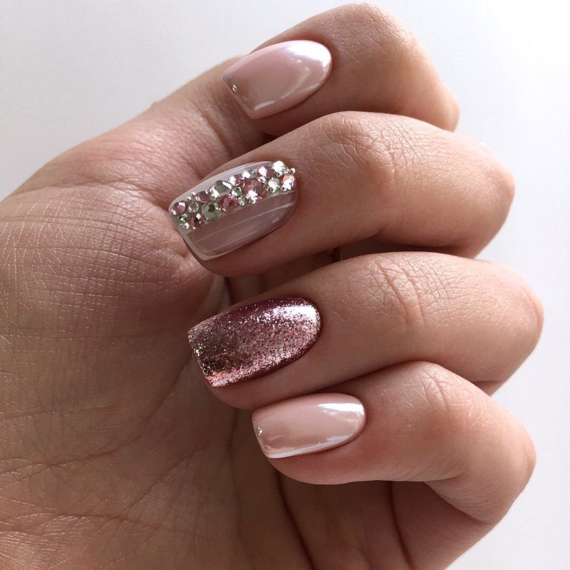 Маникюр к 8 марта с блестками