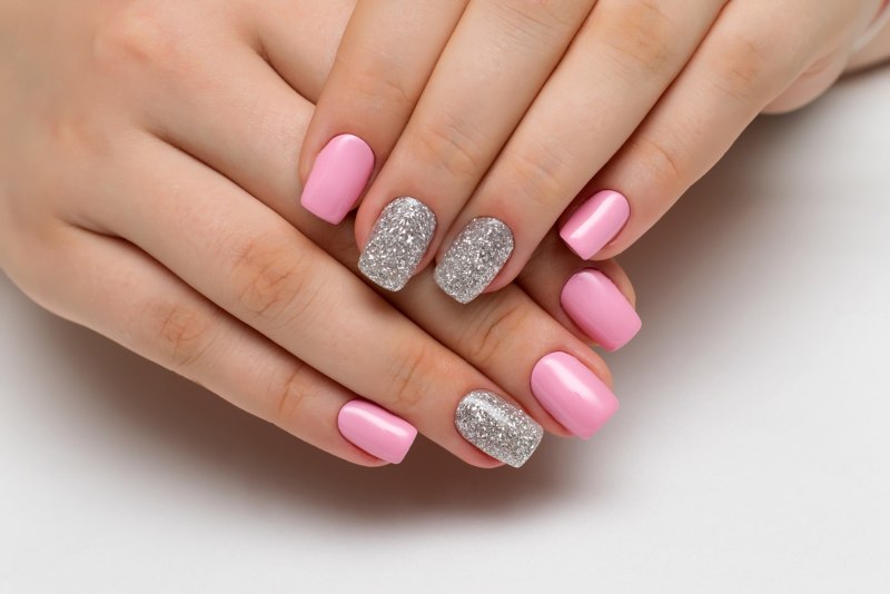 Нюдовый маникюр 2021 на короткие с блестками