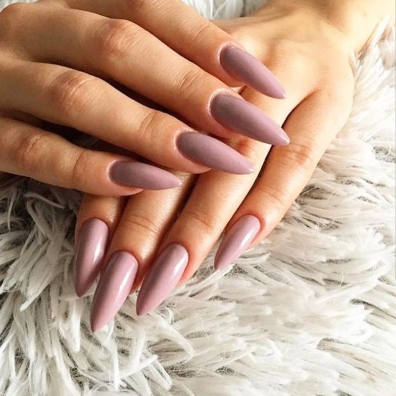 Нюдовый маникюр на острый миндаль