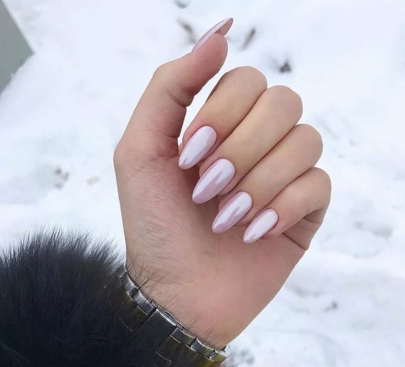 Нежный маникюр на миндалевидные ногти