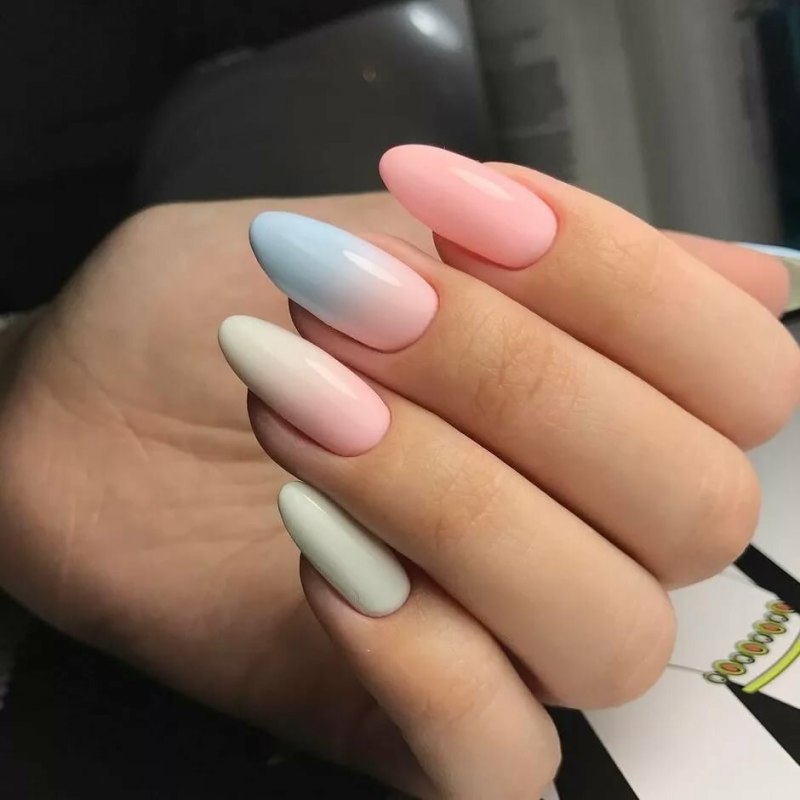 Маникюр в светлых тонах на длинные ногти