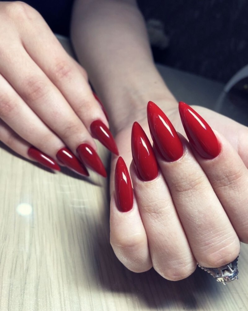 Красные ногти миндаль