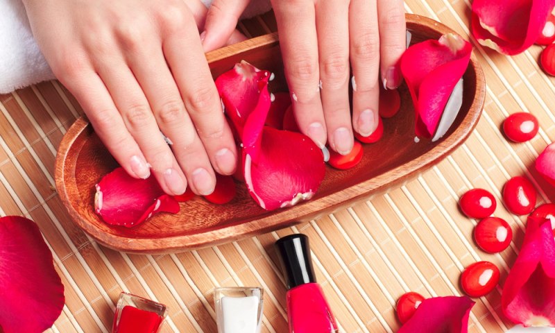 Маникюр делают