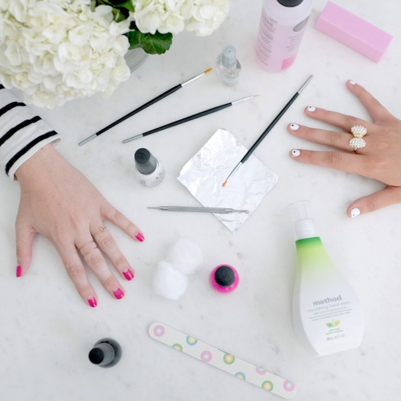 Девушка для салона ногтей