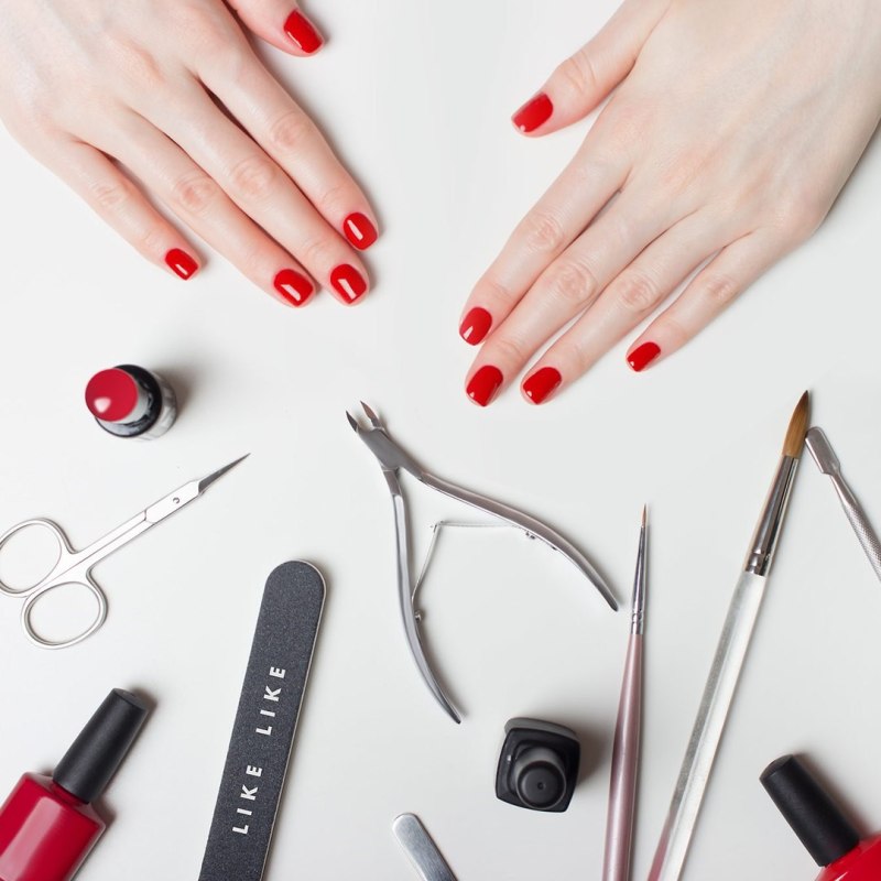 Нанесение лака на ногти в салоне