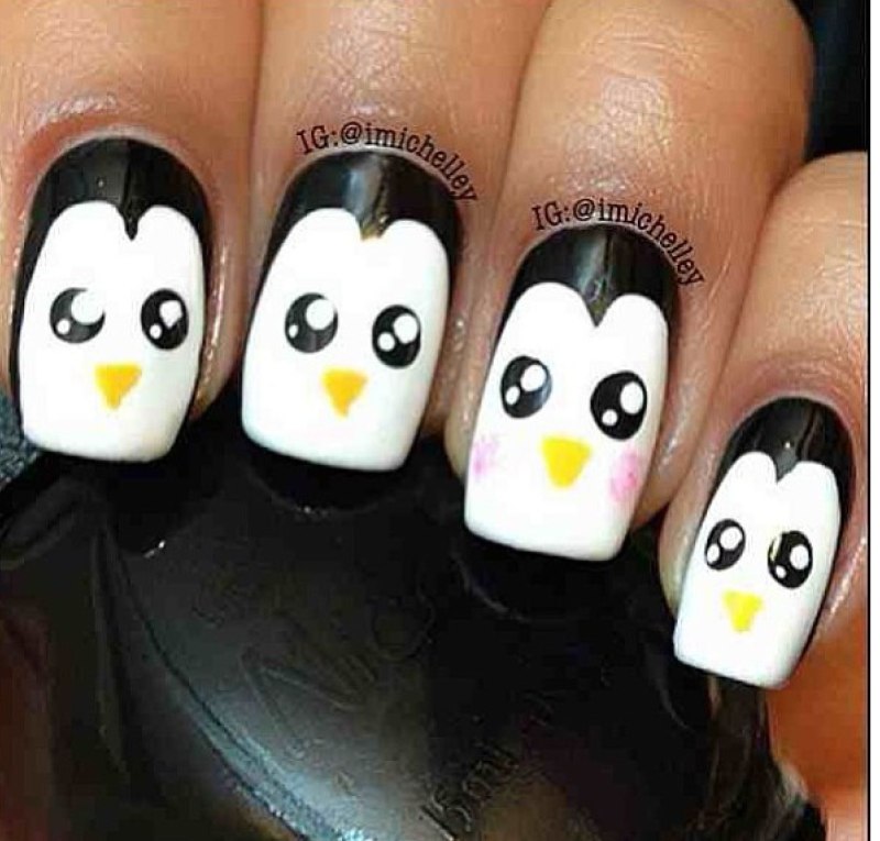 Новогодний маникюр с пингвином на короткие ногти