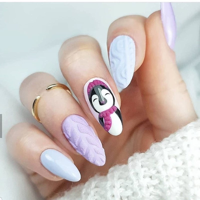 Маникюр с пингвином на короткие ногти