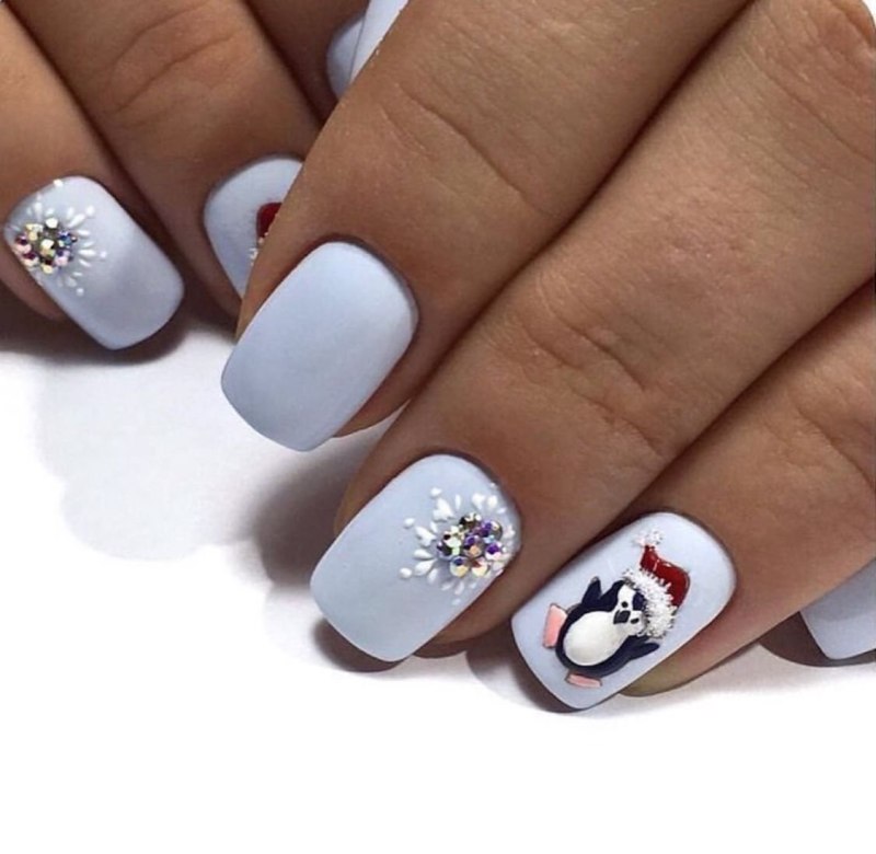 Пингвин на ногтях новогодний