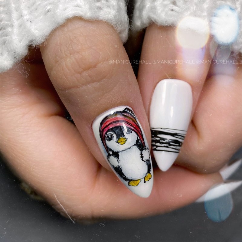 Зимний маникюр с пингвином