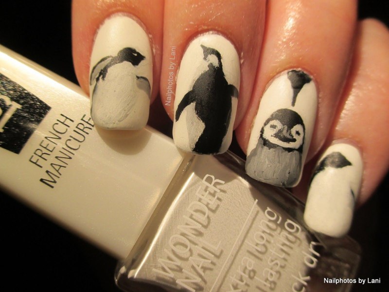 Маникюр с сакральными символами на ногтях