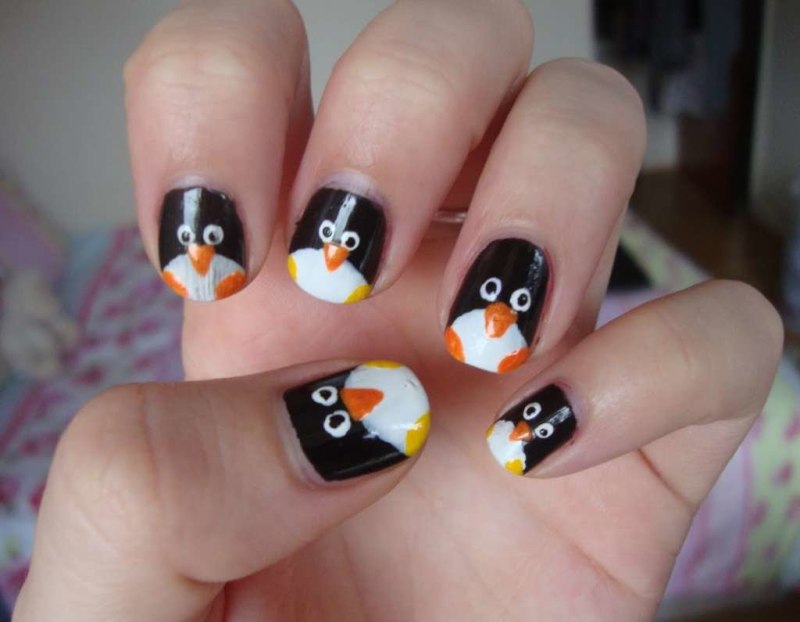 Маникюр с пингвином на короткие ногти