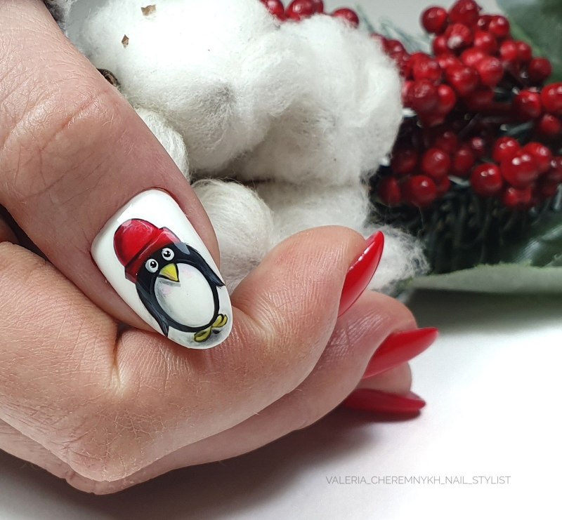 Маникюр на длинные ногти с пингвином