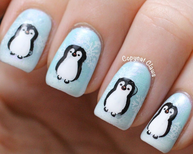 Новогодний маникюр с пингвином