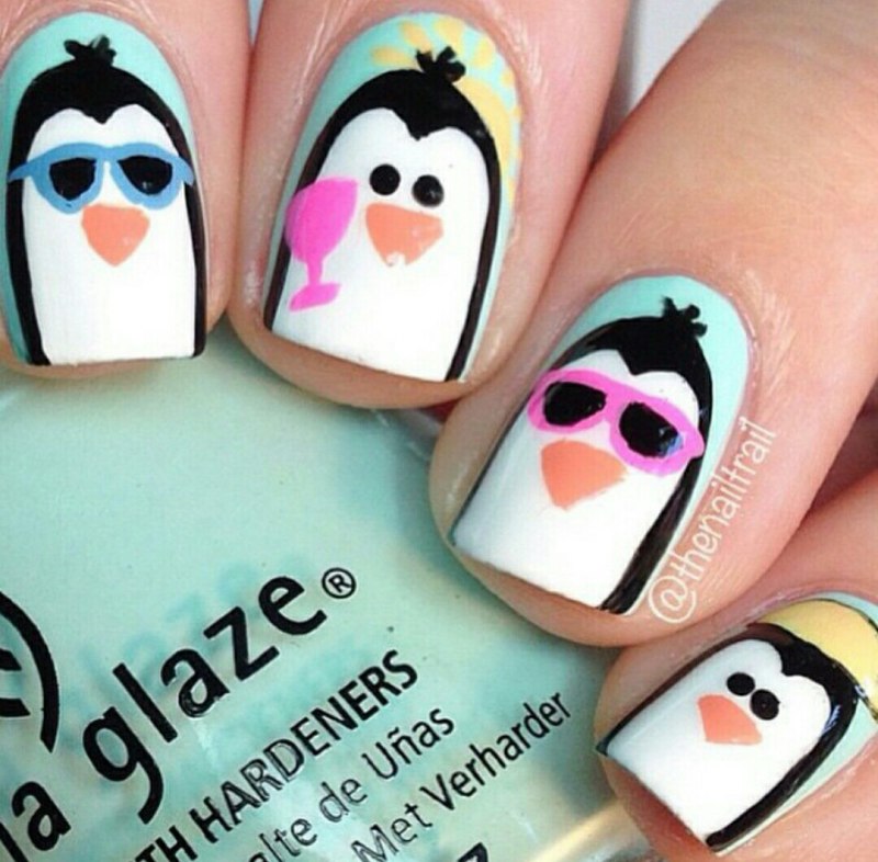 Пингвин на ногтях новогодний