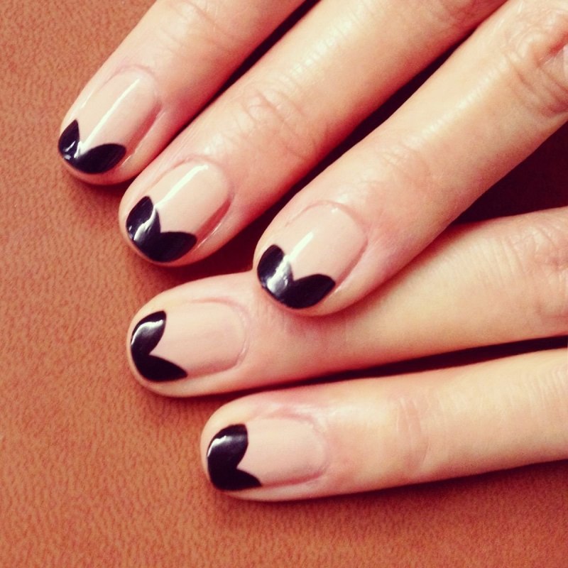 Ногти бежевые с черным
