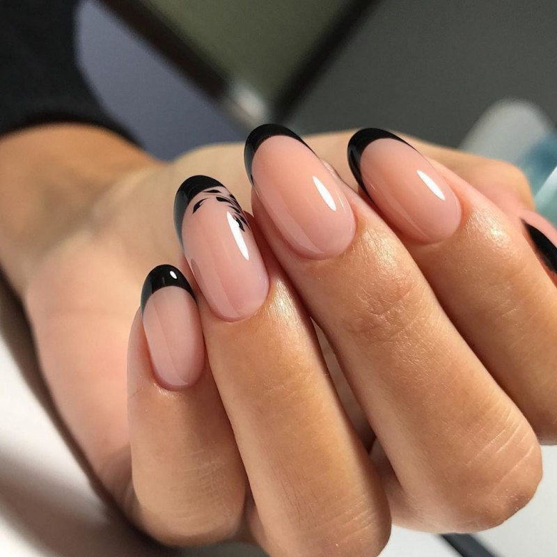 Маникюр розовый с золотом