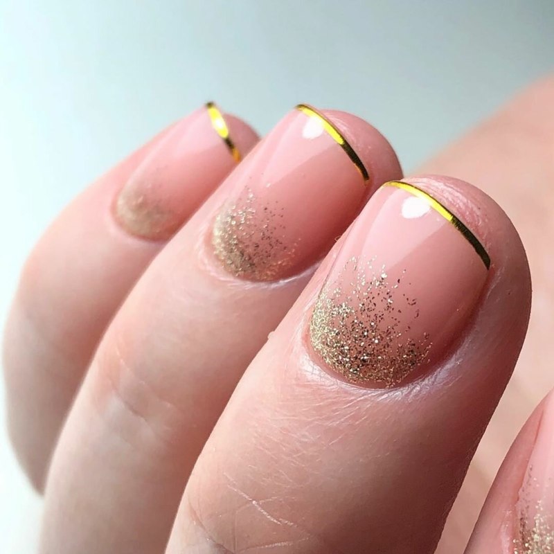 Розовый френч на ногтях