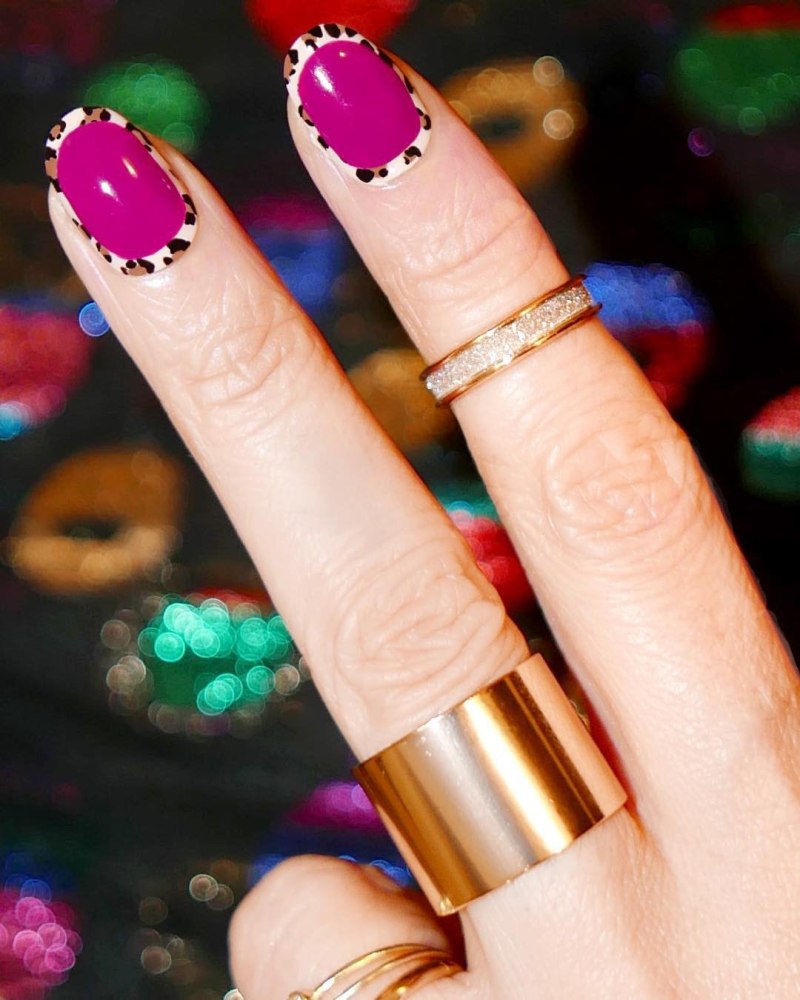 Френч на миндалевидных ногтях серебристый