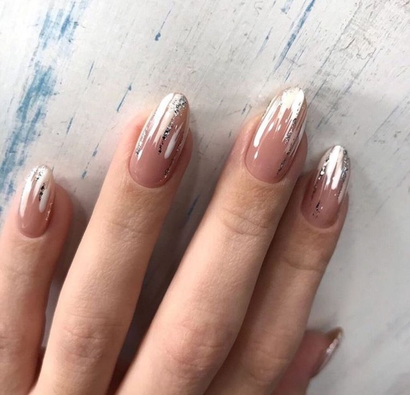 Цветной френч на миндалевидных ногтях 2021