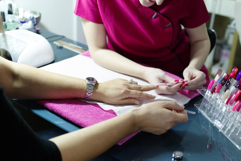 Обрезной маникюр