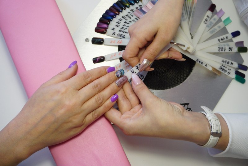 Девушка делает маникюр
