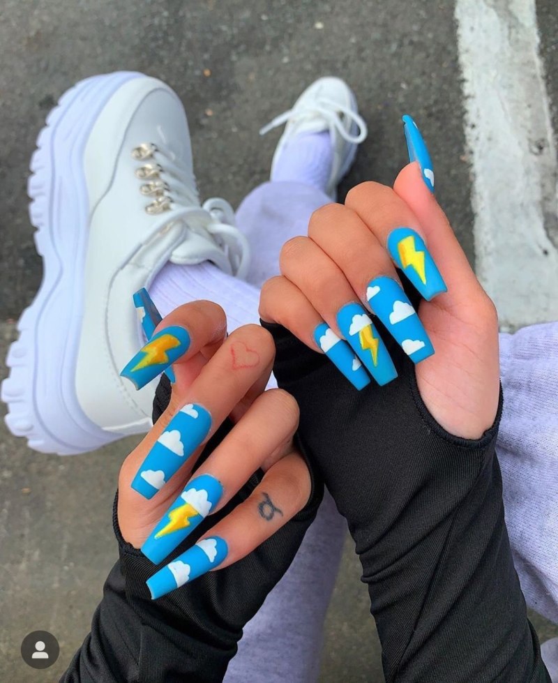 Моргенштерн ногти голубые