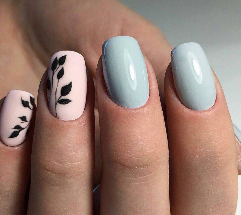 Маникюр с веточкой и стразами