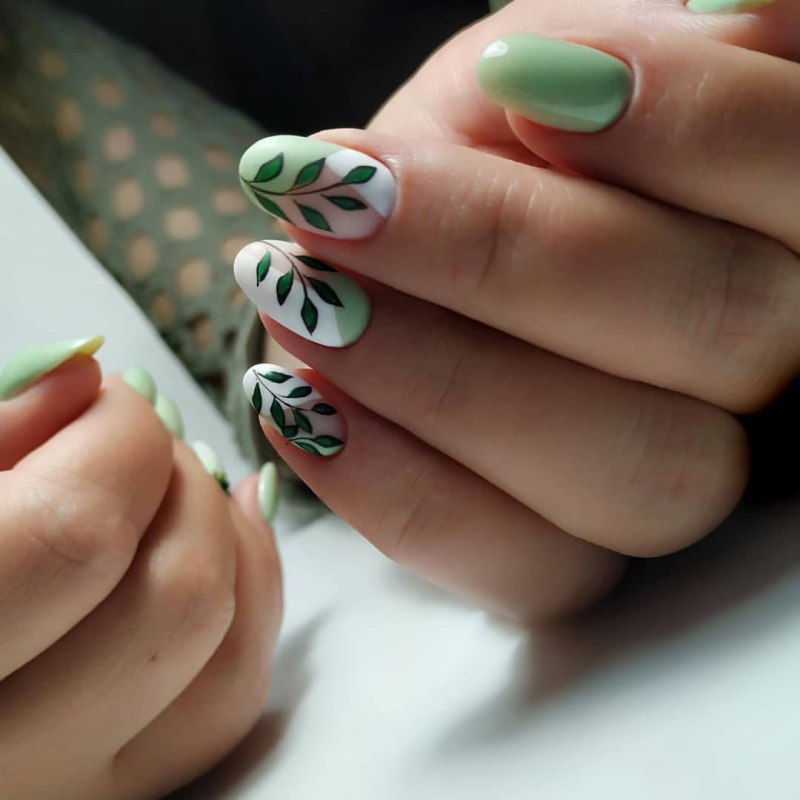 Нежный маникюр с веточкой