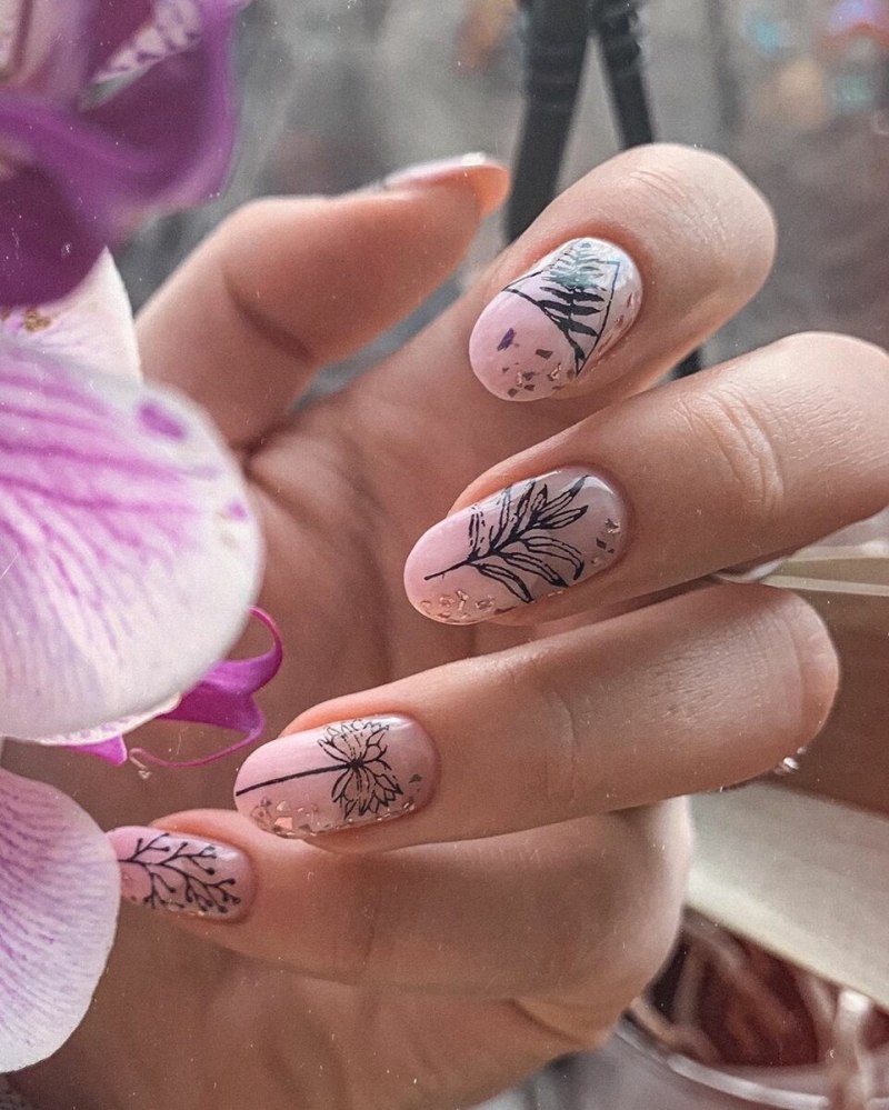 Нежный маникюр с веточкой